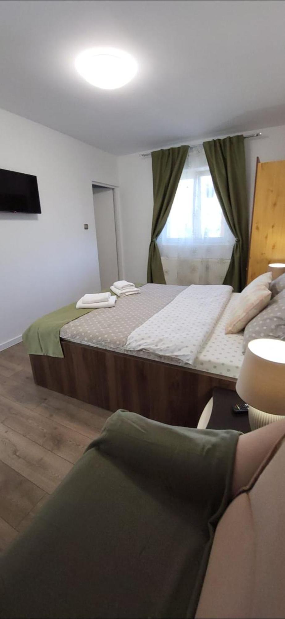 Отель Huesca House Турда Экстерьер фото